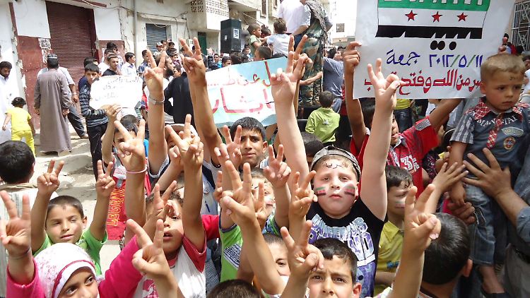 Kinder demonstrieren gegen Präsident Assad, der weiterhin keine Macht abgeben möchte.