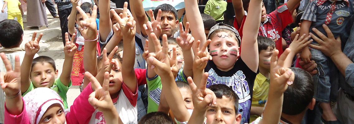 Kinder demonstrieren gegen Präsident Assad, der weiterhin keine Macht abgeben möchte.