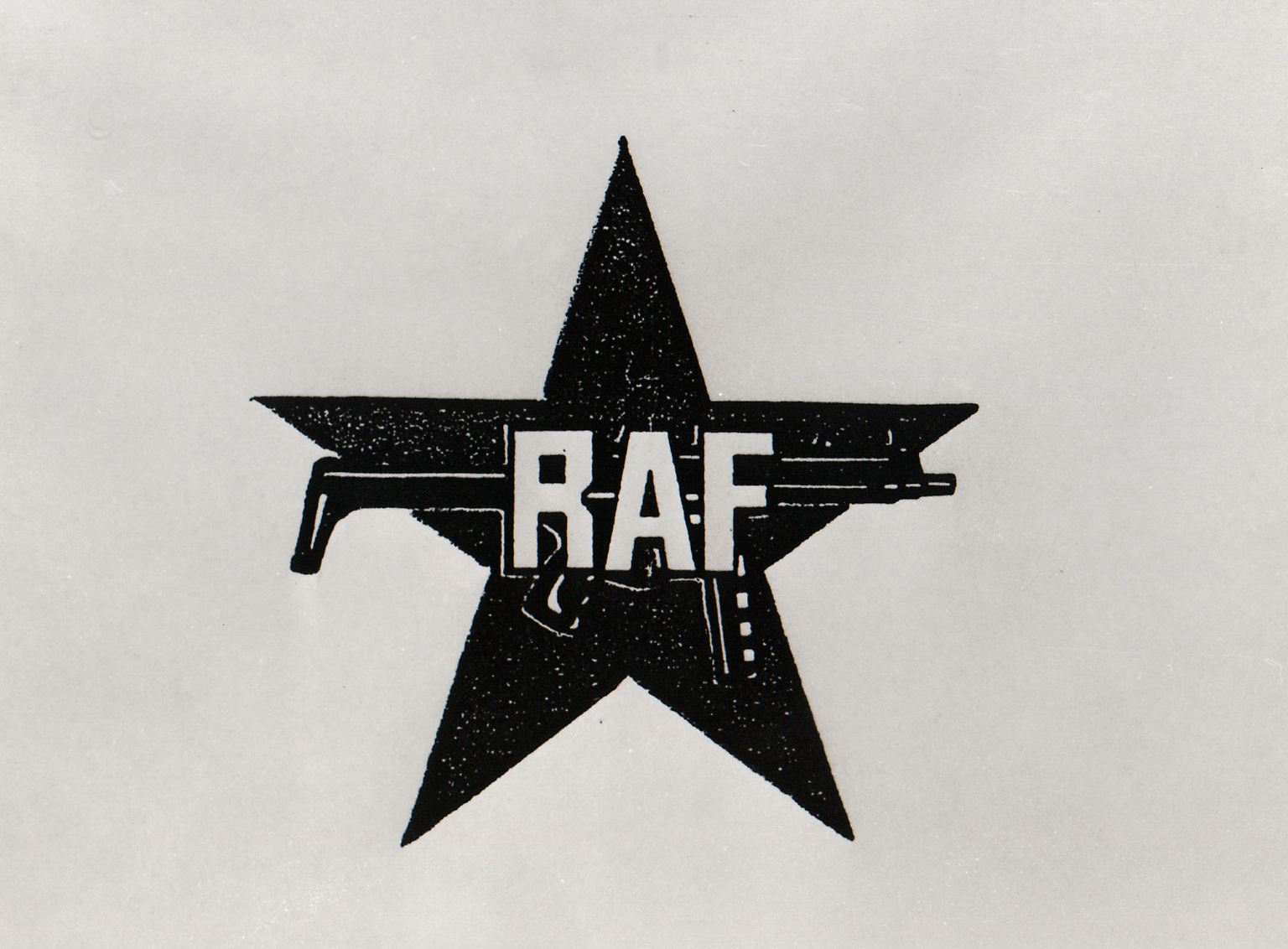 Die Rote Armee Fraktion - besser bekannt unter ihrem Kürzel RAF - hält 30 Jahre lang die Bundesrepublik in Atem. 