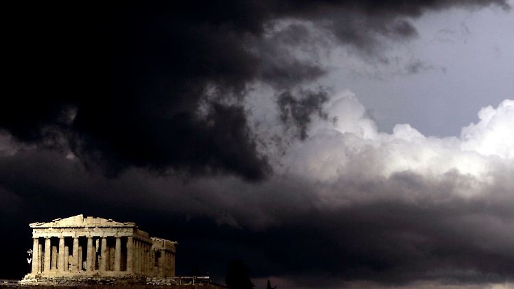 Dunkle Wolken über den Parthenon-Tempel auf der Akropolis in Athen.