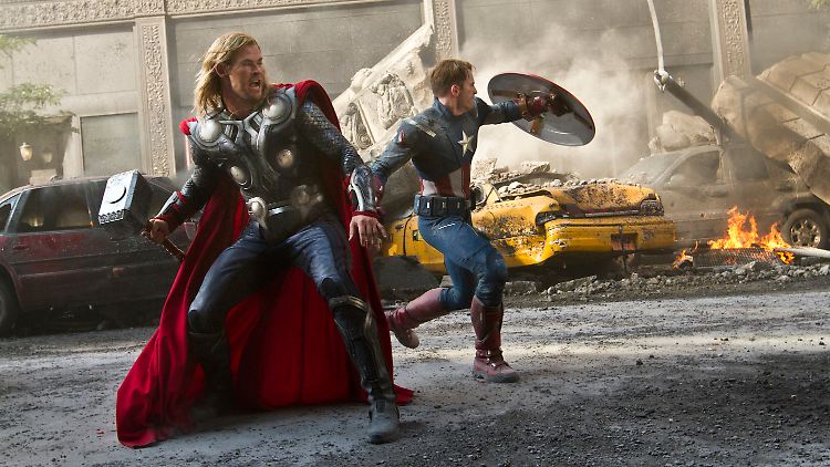 "The Avengers" kämpfen sich an Platz 1 der US-Kinocharts.