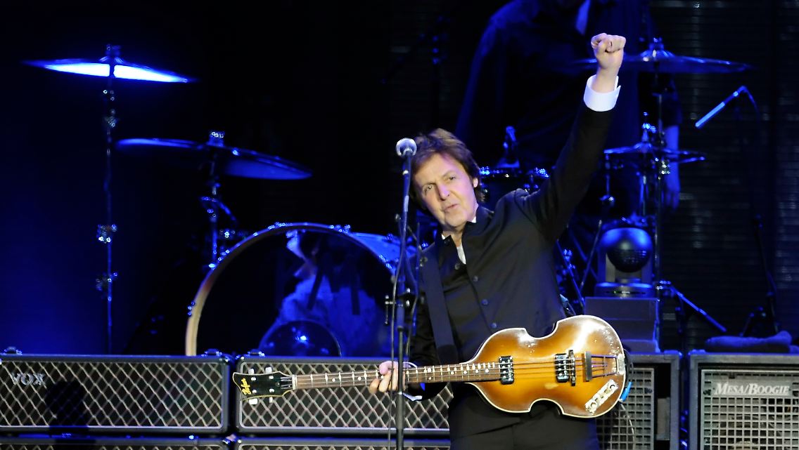 McCartney singt in Berlin einen bekannten Beatles-Song nach dem anderen.