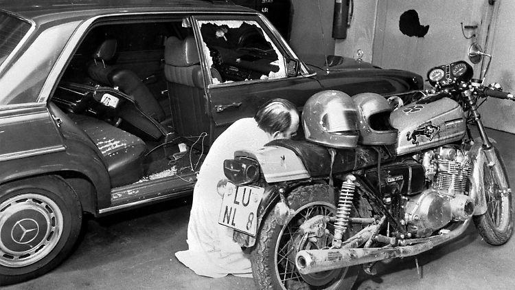 Ein Spezialist untersucht das Motorrad, auf dem die Attentäter von Karlsruhe saßen.