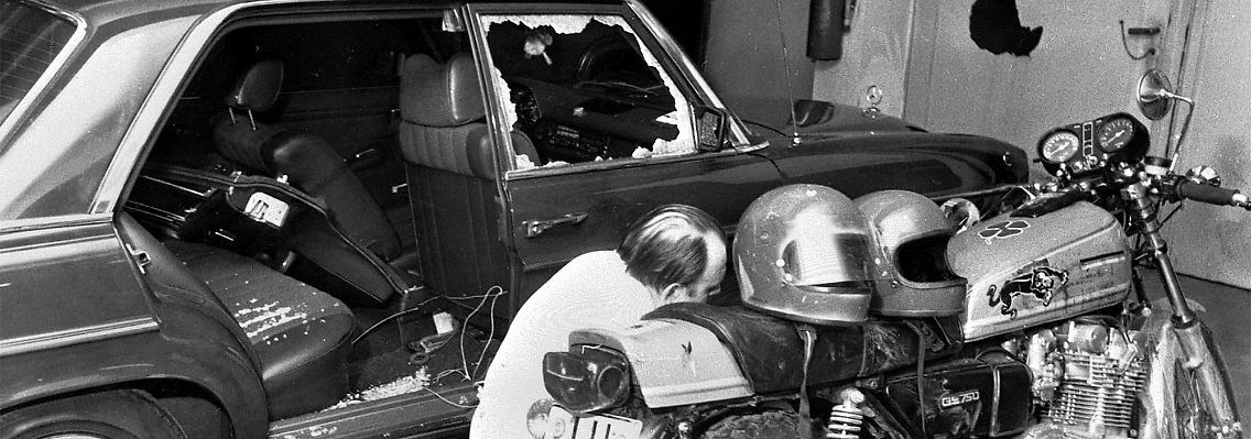 Ein Spezialist untersucht das Motorrad, auf dem die Attentäter von Karlsruhe saßen.