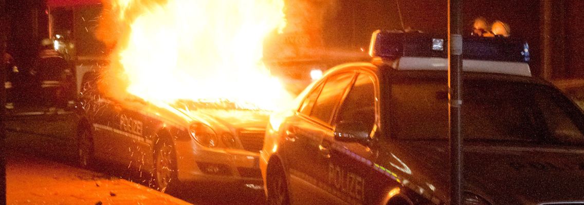 Bislang unbekannte Täter haben in der Nacht drei Brandanschläge auf Polizei- und Zolleinrichtungen in Hamburg und Berlin verübt.
