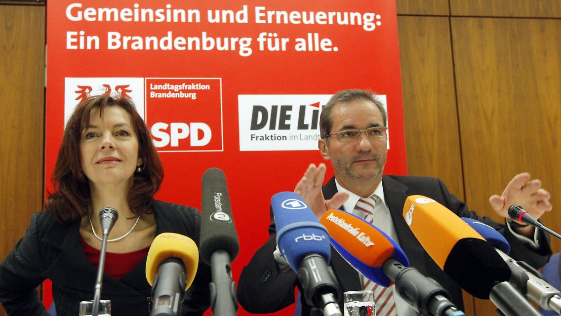 Da waren sie noch ein Traumpaar: Platzeck und Kaiser nach der Unterzeichnung des Koalitionsvertrages.
