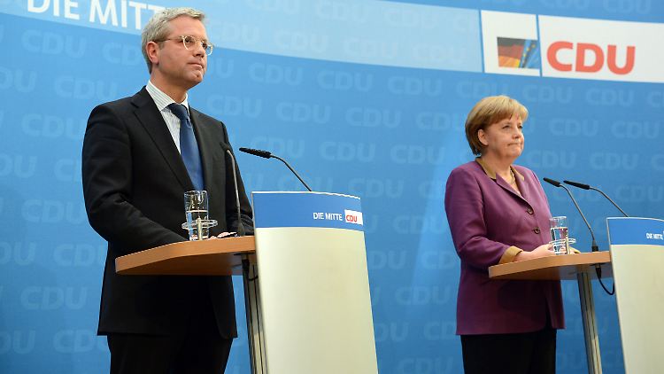 Verkniffene Minen zeigten Röttgen und Merkel bei der Pressekonferenz nach der NRW-Wahl.
