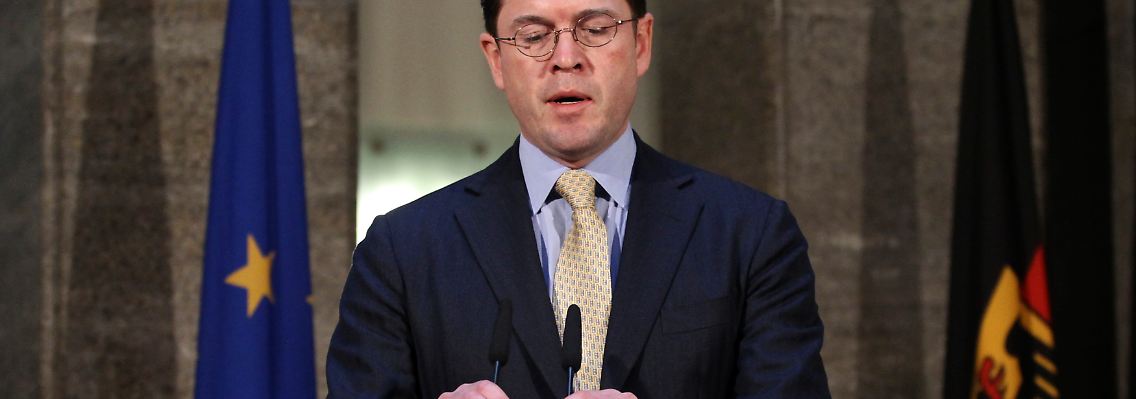 Guttenberg erklärt seinen Rücktritt.