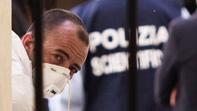 Forensiker bei der Arbeit in der in der Basilika Sant'Apollinaire in Rom.