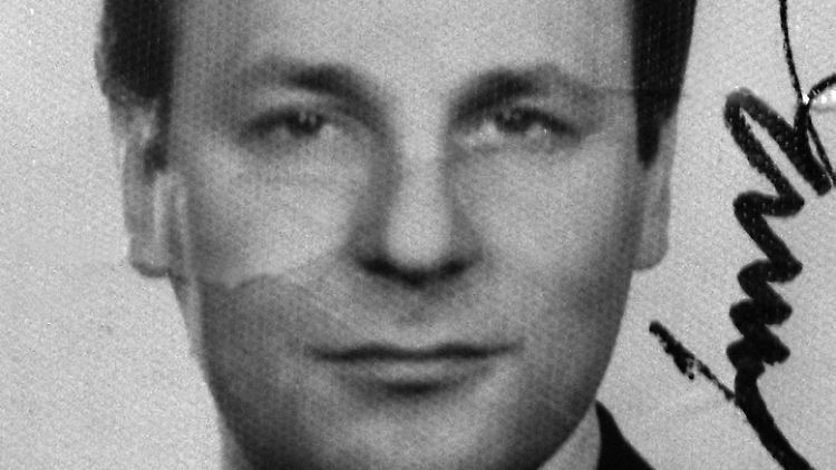 Mafioso Enrico De Pedis - genannt "Renatino" - wird die seltene Ehre zuteil, an der Seite von Kardinälen und anderen hohen Kirchenmännern beerdigt zu werden.