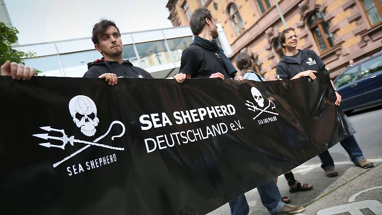 Protest gegen die Festnahme Watsons vor dem Frankfurter Landgericht.