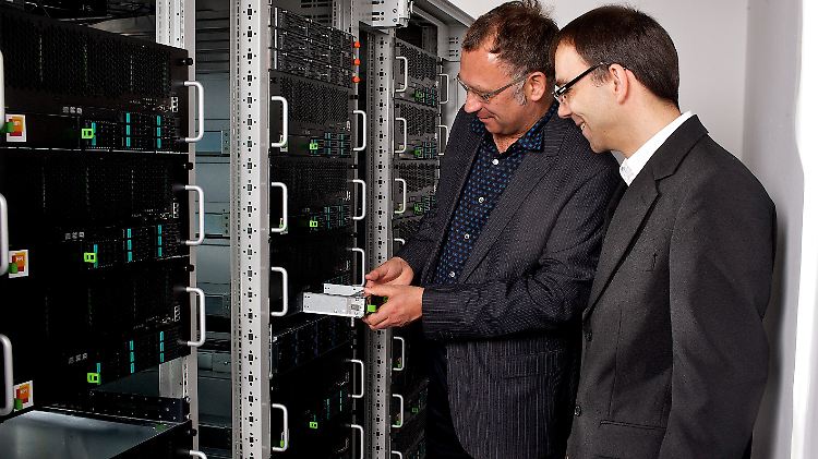 Die Forscher Andreas Polze (l), und Bernhard Rabe präsentieren den Hochleistungscomputer am HPI.