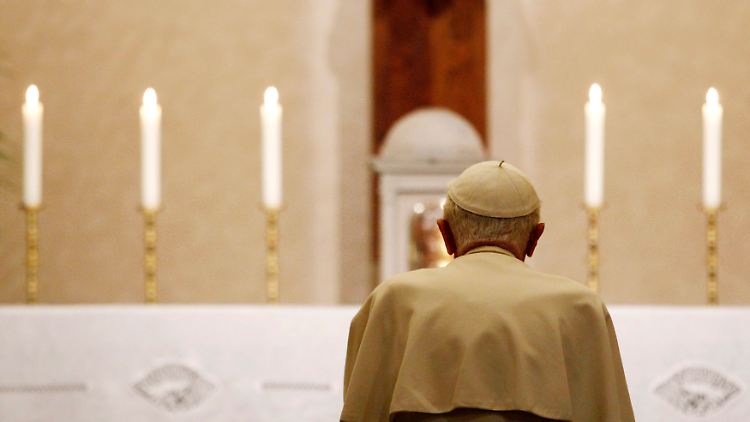"Die Kirche, deren Diener wir sind": Papst Benedikt XVI. beim Gebet.
