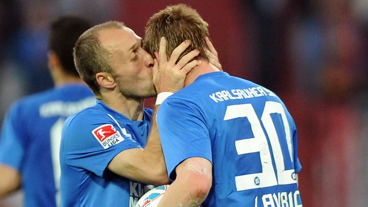 Der Karlsruher Klemen Lavric (r) verabschiedet sich mit einem Küsschen für seinen Teamkollegen Alexander Iashvilig aus der zweiten Liga.