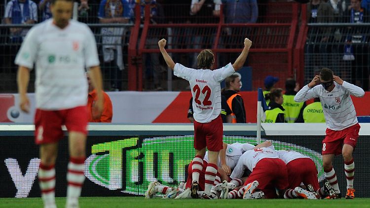 Die Regensburger bejubeln ihren Aufstieg in die zweite Liga.