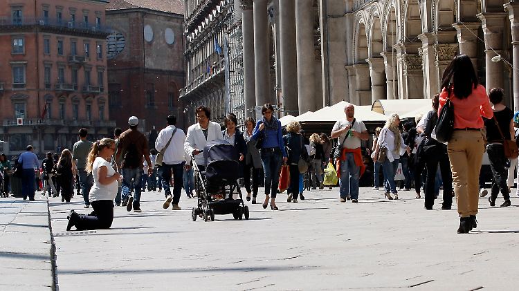 Eine Bettlerin in der Innenstadt von Mailand.