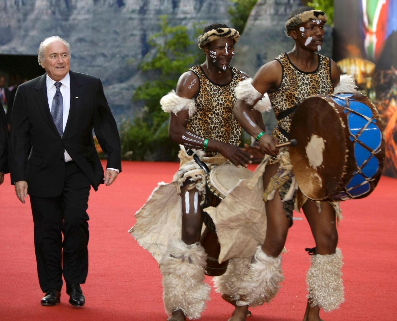 Erst wurde auf dem roten Teppich ins International Convention Centre in Kapstadt einmarschiert, wohin FIFA-Boss Sepp Blatter (l.) zur Auslosung der Vorrundengruppen für die WM 2010 gebeten hatte.