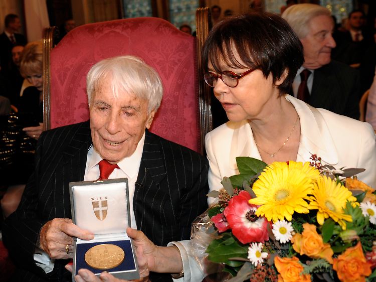 Während der Feierstunde wurde ihm die "Goldene Wien- Plakette", die als Wertschätzung für besondere Könner ihres Fachs gilt, verliehen.