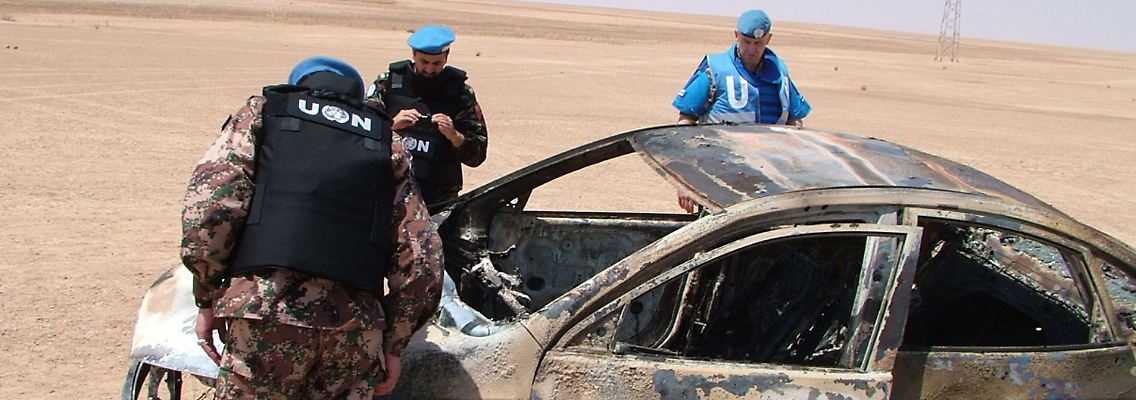 UN-Inspektoren untersuchen das Auto eines religiösen Gelehrten, gegen den in der nordöstlichen Provinz Deir ez-Zor ein Anschlag verübt wurde.