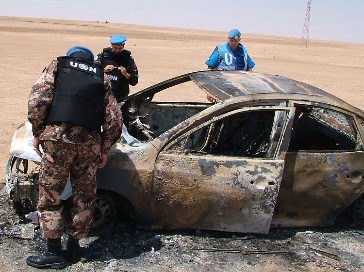 UN-Inspektoren untersuchen das Auto eines religiösen Gelehrten, gegen den in der nordöstlichen Provinz Deir ez-Zor ein Anschlag verübt wurde.