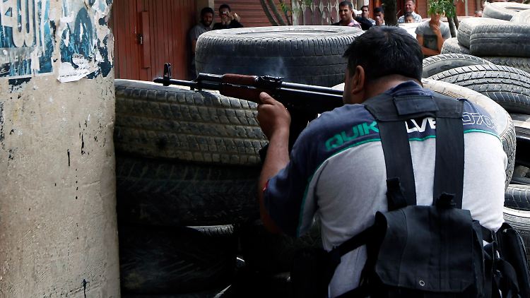 Ein libanesischer Sunnit feuert in einem Gefecht mit Alawiten in Tripoli zurück. Damit hat der Konflikt in Syrien auch auf den Libanon übergegriffen.
