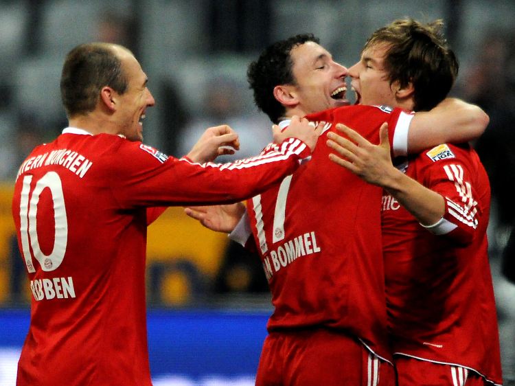 Arjen Robben und Mark van Bommel freuen sich mit dem Torschützen Holger Badstuber.