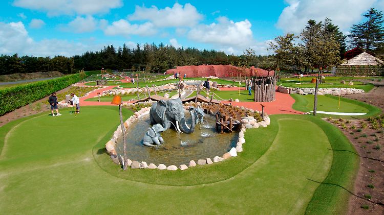 Zum dritten Mal bester Platz Dänemarks: Der Jambo Ferienpark Nordjütland Saltum bietet unter anderem einen Minigolfplatz.