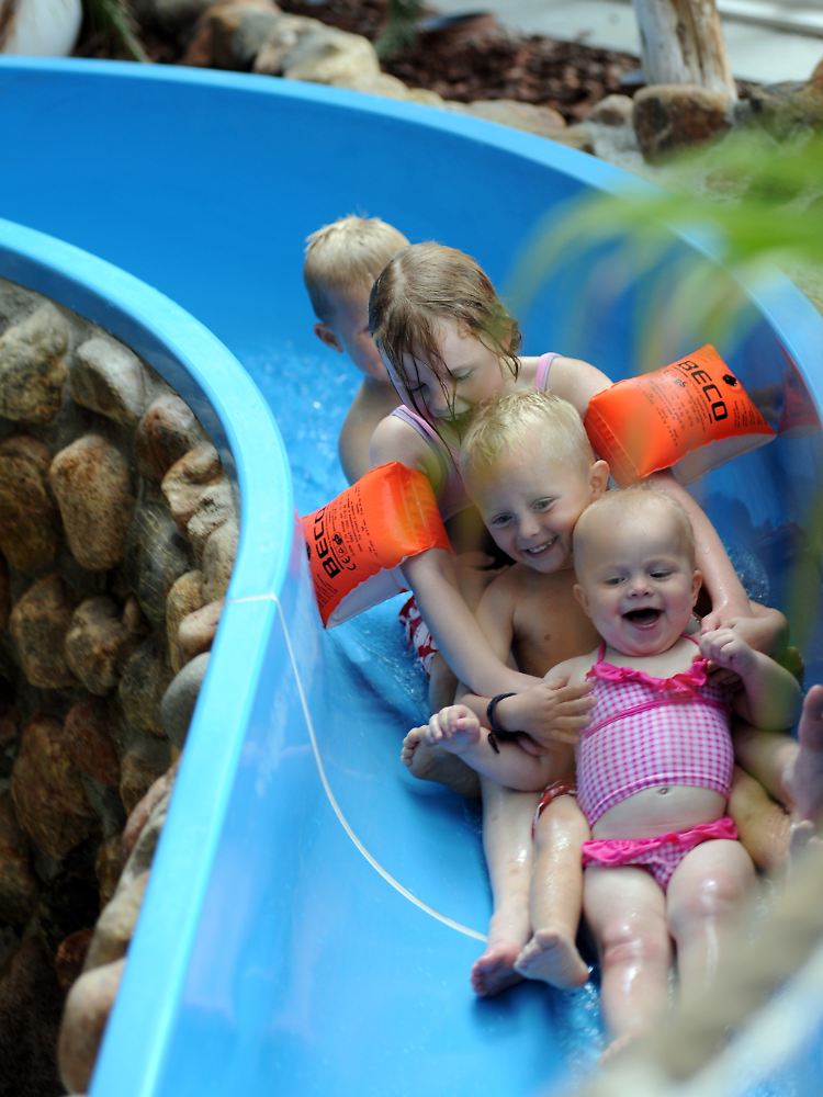 Ein Erlebnishallenbad mit Unterwasser-Aquarien, einer Badegrotte in einer Tropfsteinhöhle und vielen Rutschen ist das Highlight des Blåvand-Campingplatzes.