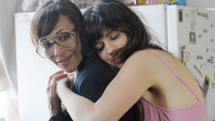 Natalie (Zooey Deschanel) mit ihrer Freundin Cindy (Rashida Jones).