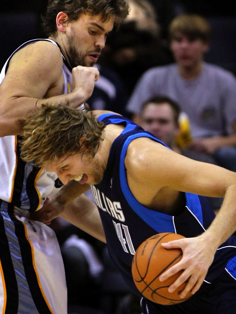 Kein Durchkommen: Nowitzki bleibt an Marc Gasol hängen.