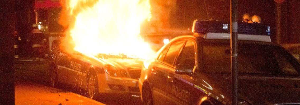 In der Nacht zu Freitag zündete die Gruppe ein Polizeiauto an.