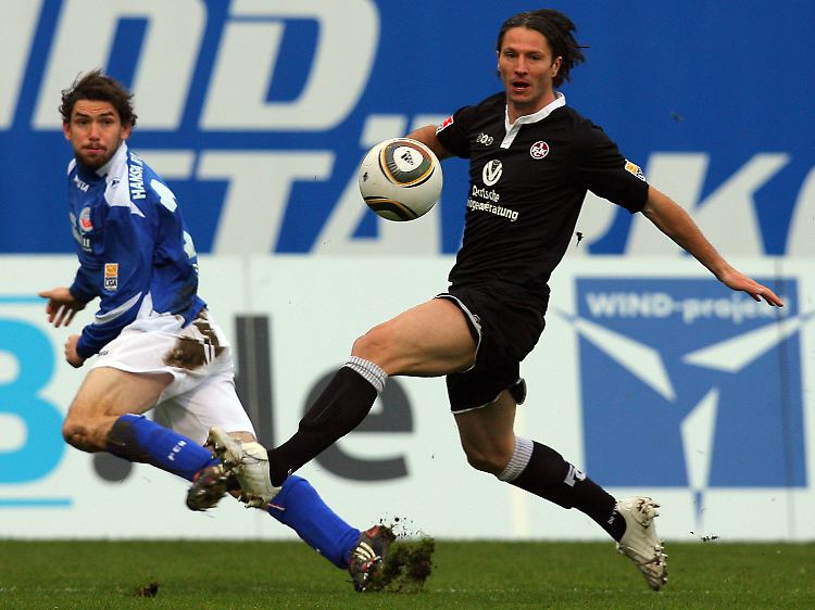 Der Kaiserslauterer Alexander Bugera (r) und der Rostocker Kevin Schlitte (l) im Kampf um den Ball