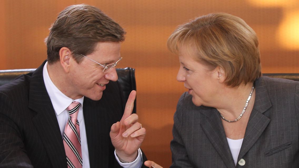 Im Gegensatz zu Westerwelle hält Bundeskanzlerin Merkel inbeirrt an Steinbach fest.