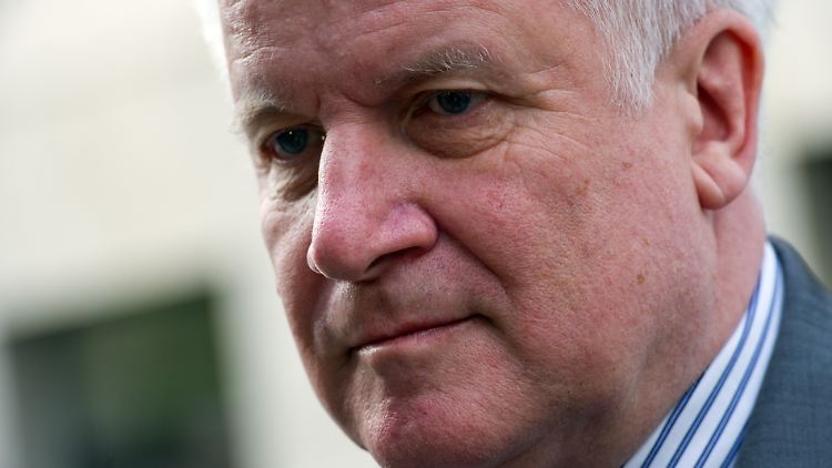 Die Opposition glaubt, dass Seehofer sich aus Angst vor dem Machtverlust zu seinem Fernsehinterview hinreißen ließ.