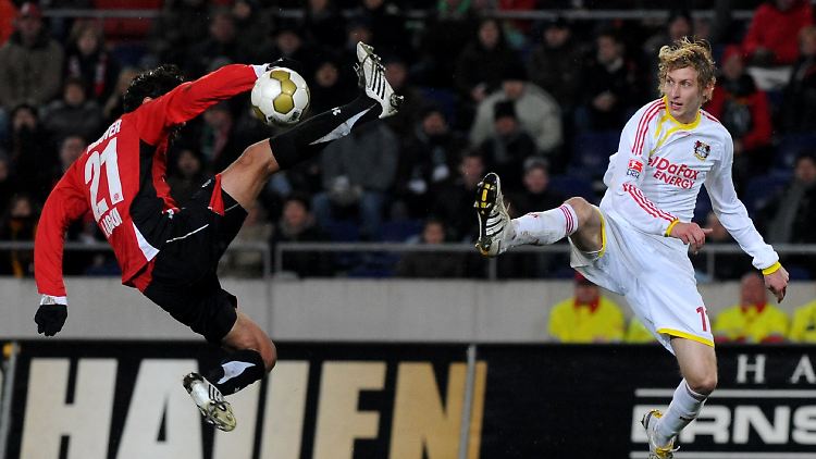 Hannovers Karim Haggui (l) klärt akrobatisch vor Bundesliga-Toptorjäger Stefan Kießling.