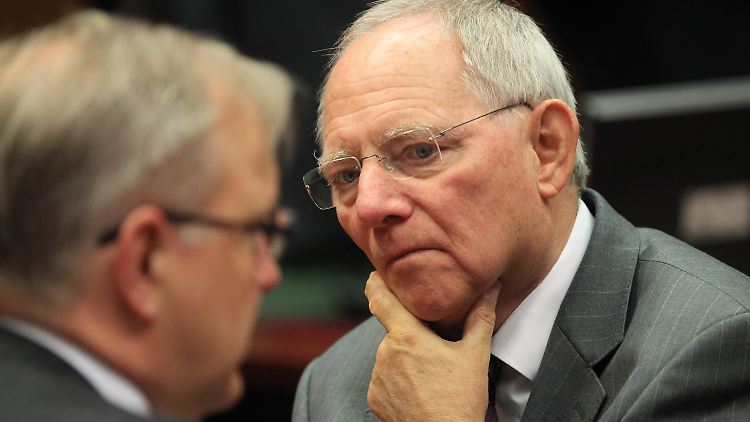 Bundesfinanzminister Wolfgang Schäuble (rechts) spricht mit EU-Währungskommissar Olli Rehn.