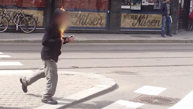 Der Video-Mitschnitt zeigt den brennenden Mann.