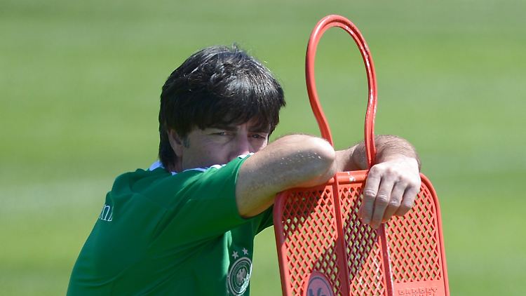 Doch besorgt: Bundestrainer Joachim Löw hat sich die EM-Vorbereitung anders vorgestellt.