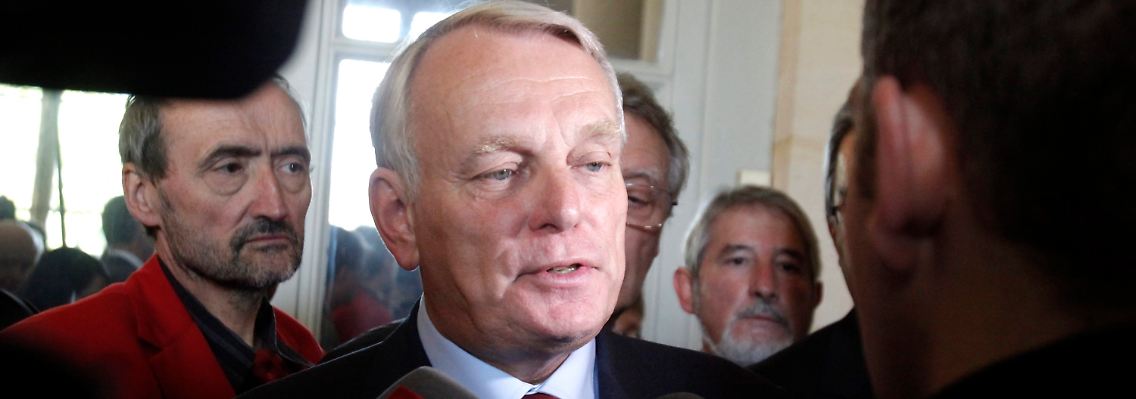 Jean-Marc Ayrault wird von der Presse bestürmt.
