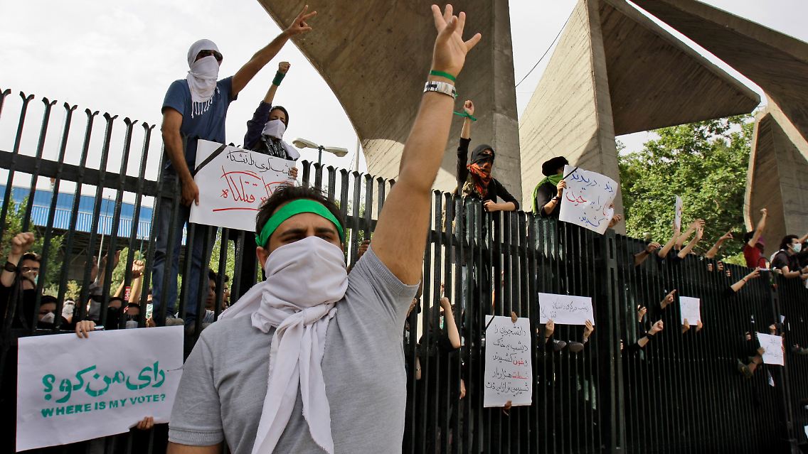 Bilder, die verhindert werden sollen: Protestierende Studenten in Teheran im Juni.