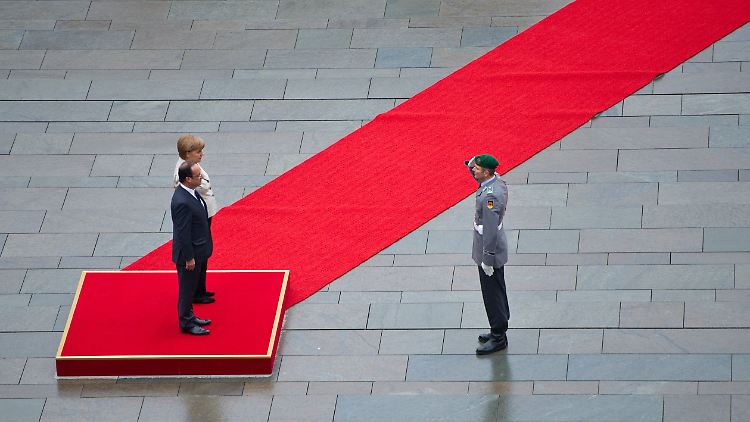 Beim Empfang mit militärischen Ehren vor dem Kanzleramt in Berlin.