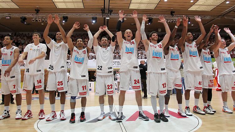 Den Würzburgern war nach dem Spiel gegen Alba Berlin zu Recht zum Jubeln zumute.