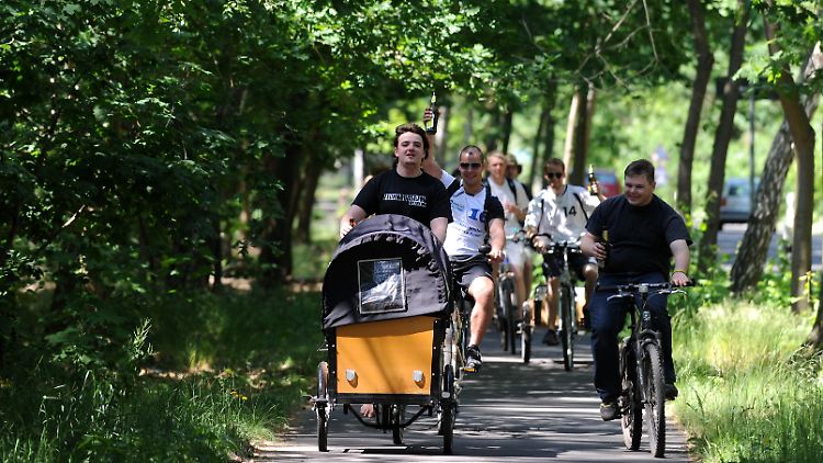 Eigentlich nicht zu trennen: Trinken und Fahrradfahren am Herrentag.
