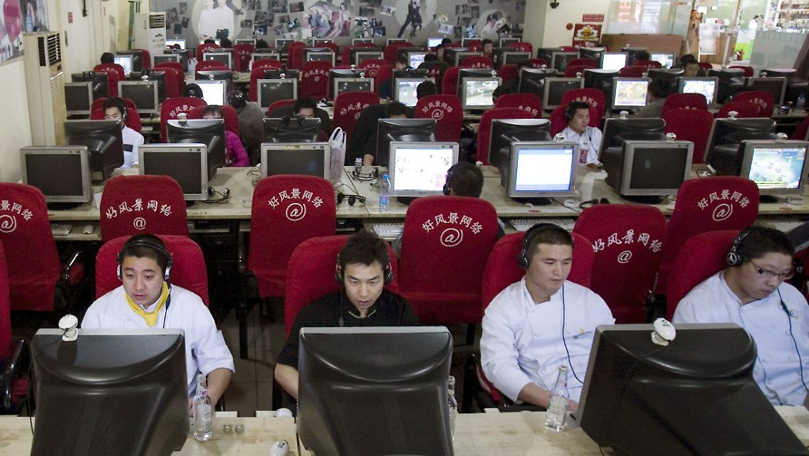 384 Millionen Chinesen surfen im Netz. Zum Vergleich: In den USA leben etwa 308 Millionen Menschen.