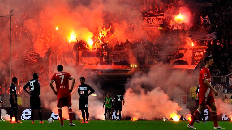 Der Düsseldorfer Aufstieg wird überschattet vom chaotischen Verhalten der Fans.