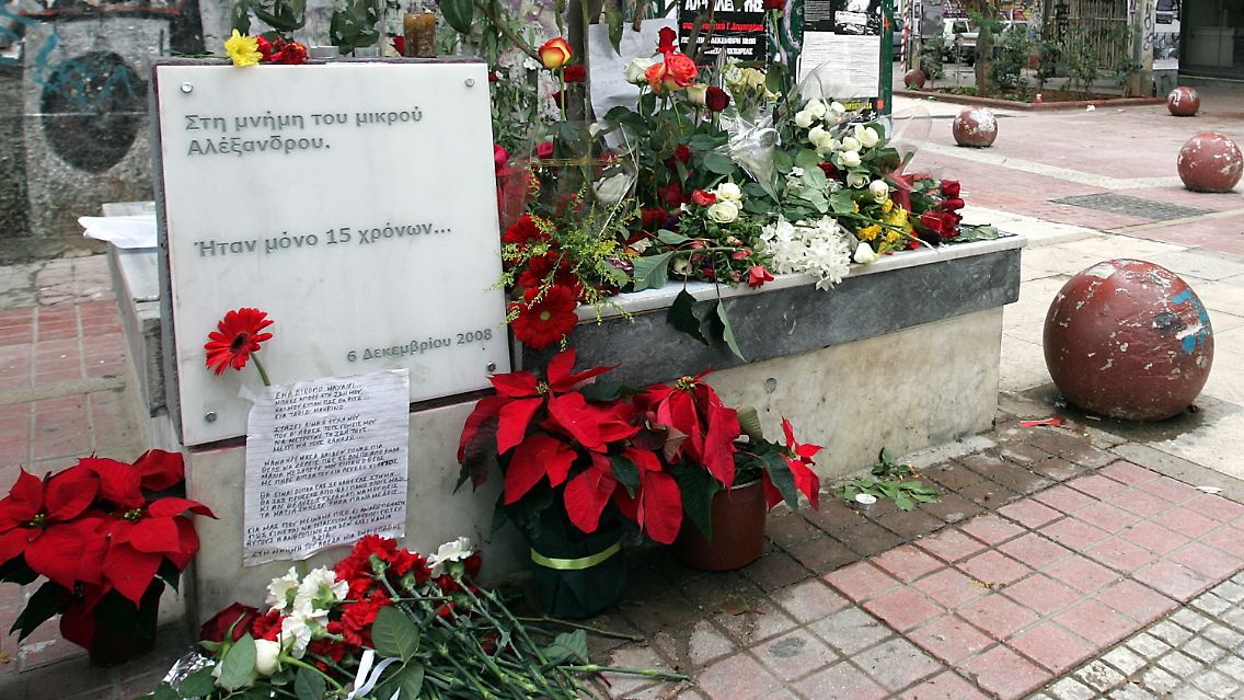 Blumen erinnern an der Stelle, an der Alexandros starb, an den 15-Jährigen.