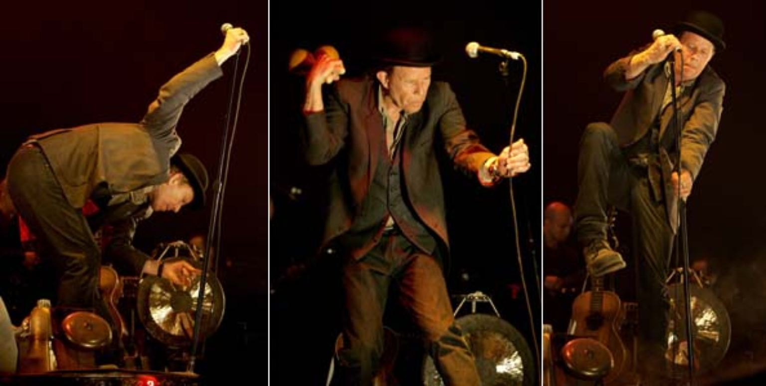 Tom Waits rumpelt sich durch seine Konzerte, er krächzt ins Mikrofon und erzählt unglaubliche Geschichten von den Verlierern und Underdogs der amerikanischen Gesellschaft, von Gewalt, Suff und Depression.