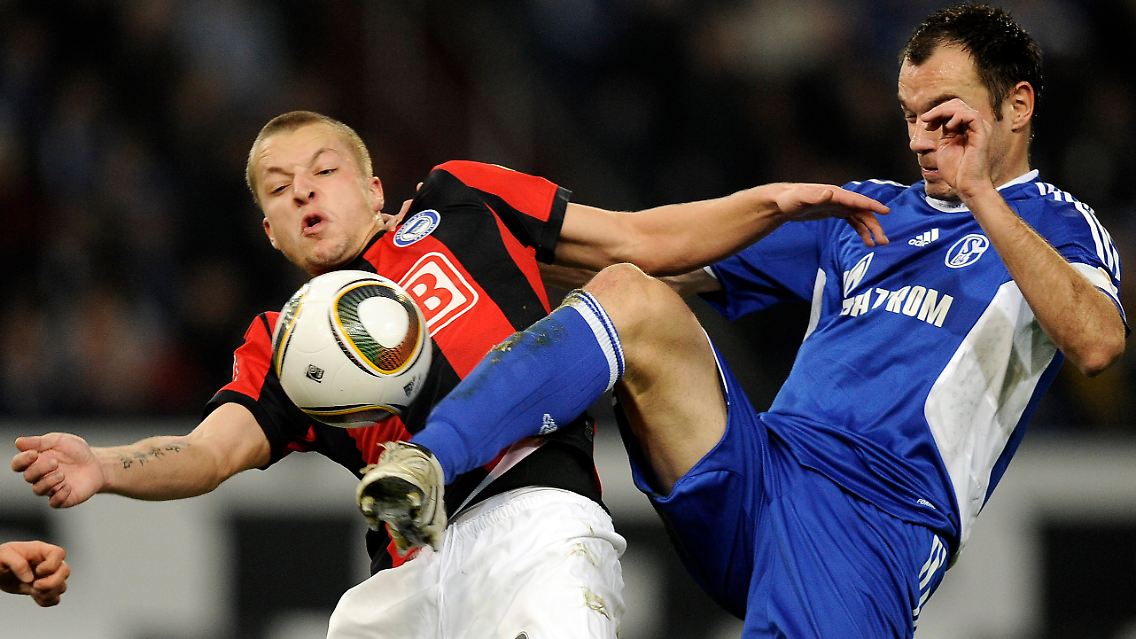 Bemüht, aber erfolglos: Herthas Patrick Ebert wird von Heiko Westermann vom Ball getrennt.