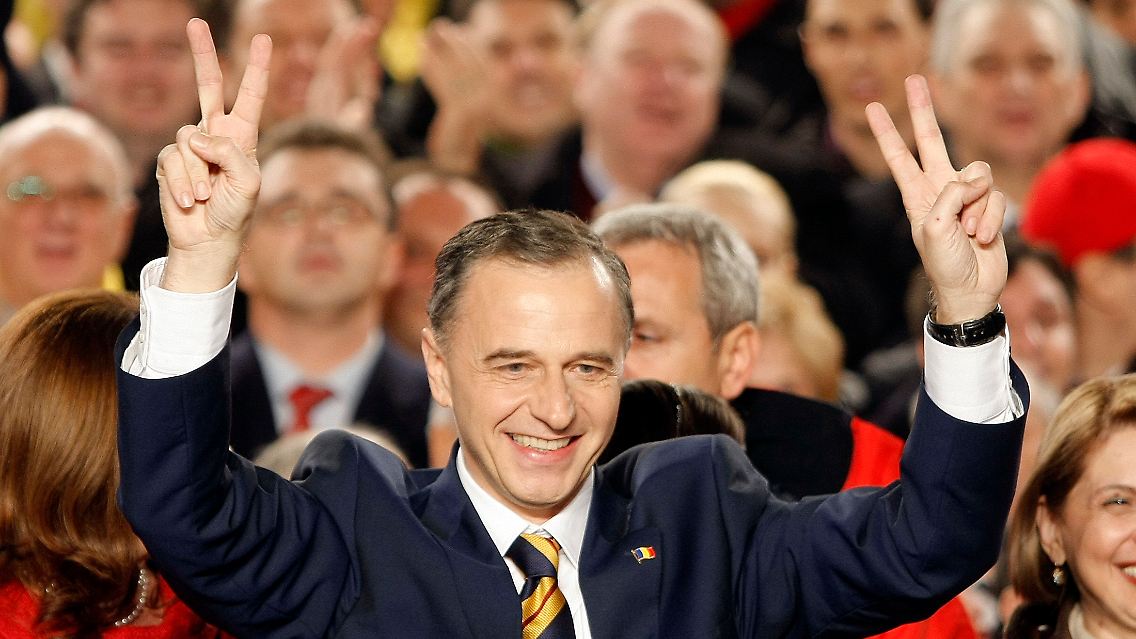 Nach ersten Prognosen gewinnt der Sozialdemokrat Mircea Geoana knapp die Präsidentschaftswahl.