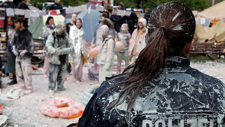 Occupy-Aktivisten übergossen sich selbst mit Wandfarbe, um gegen die Räumung ihres Camps neben der EZB zu protestieren. Einige Polizisten wurden auch eingefärbt.